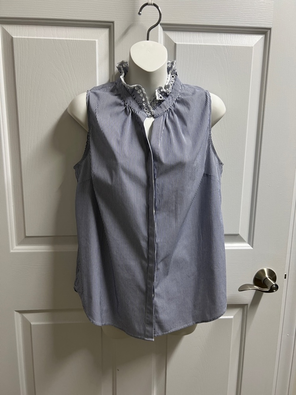 Ann Taylor blouse Navy White Pinstripe Ruffle Collar Sleeveless blouse M petite
